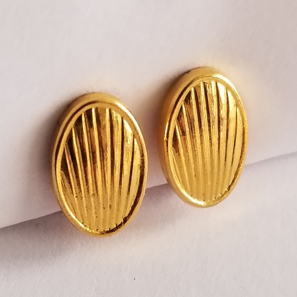 Vintage clip on earrings tiny dainty gold tone oval shaped vertical lines